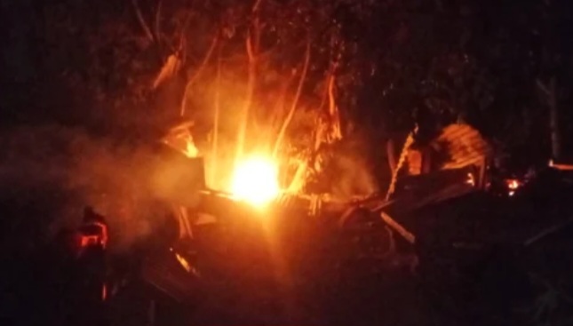 উজিরপুরে যুবদল কর্মী কাওসার হত্যা: দুই আসামির বাড়িতে আগুন